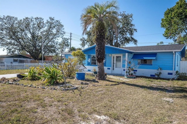 view of front of property with a front yard