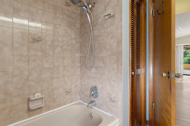 bathroom with tiled shower / bath