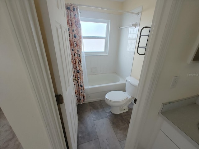 bathroom featuring toilet and shower / bath combo with shower curtain