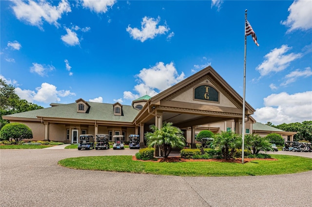 view of front of property with a front lawn