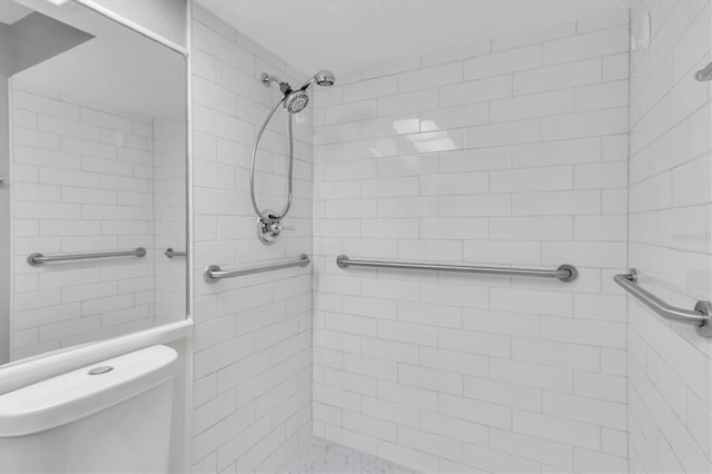 bathroom with toilet and tiled shower