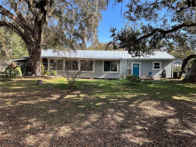 back of house featuring a lawn