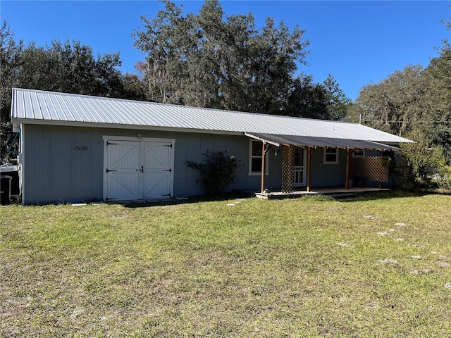 view of front facade featuring a front yard and a storage unit