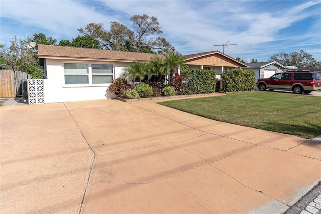 ranch-style home featuring a front lawn