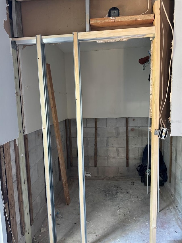 bathroom featuring concrete floors