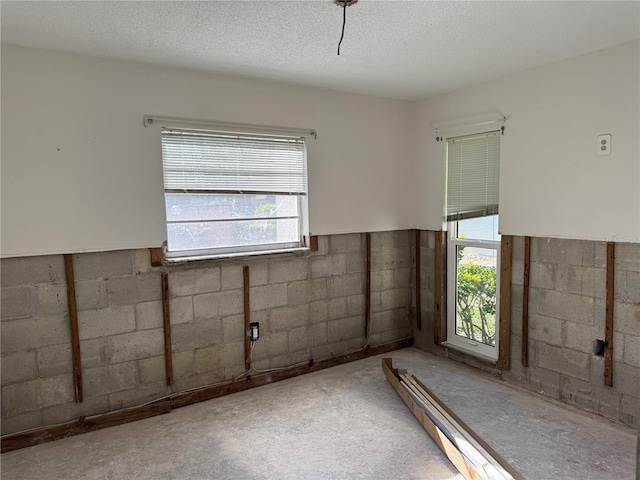 spare room featuring a textured ceiling