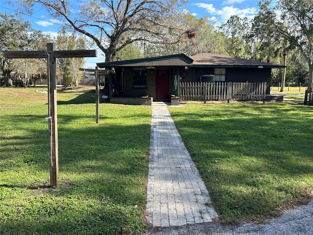 view of front of home featuring a front lawn