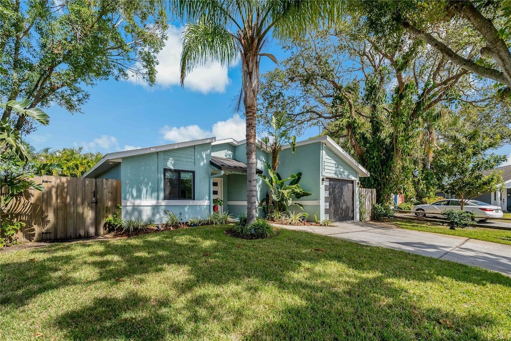 view of front facade featuring a front lawn and a garage