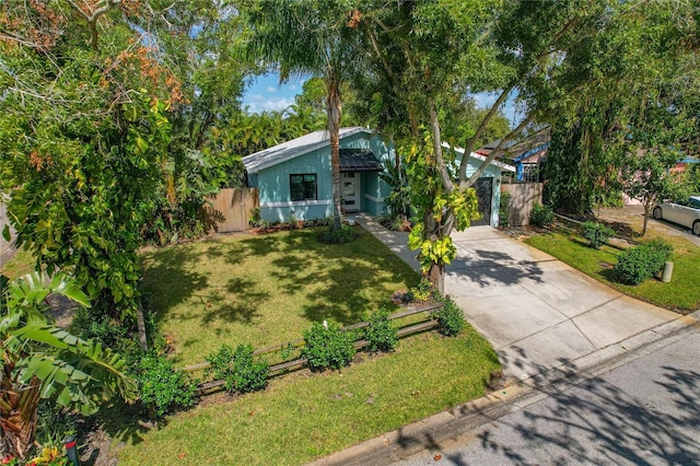 view of front of home featuring a front yard