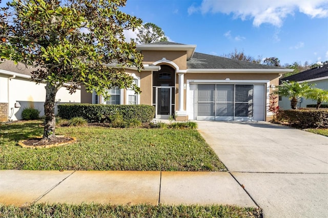 view of front facade featuring a front lawn and a garage