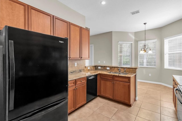 kitchen featuring an inviting chandelier, black appliances, sink, hanging light fixtures, and kitchen peninsula