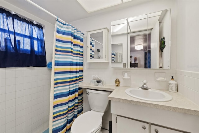 bathroom with toilet, a shower with shower curtain, vanity, and decorative backsplash