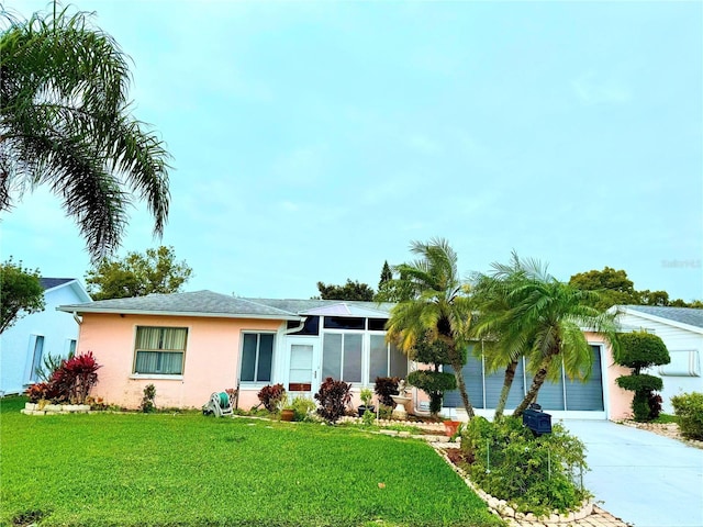 single story home with a front lawn