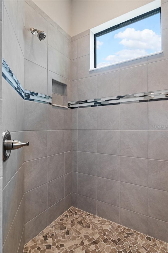 bathroom featuring a tile shower