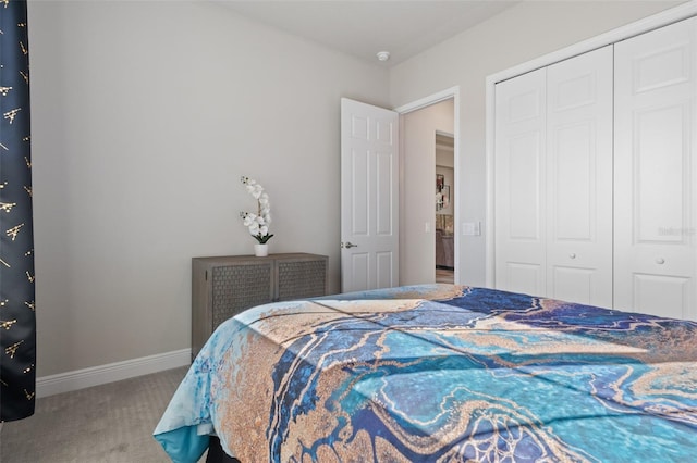 bedroom featuring carpet floors and a closet