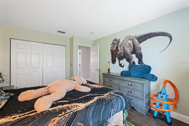 bedroom featuring a textured ceiling and a closet