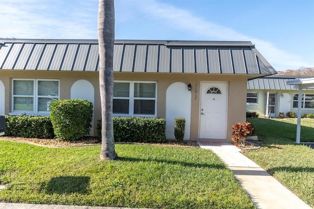 view of front of home featuring a front yard