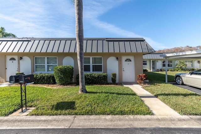 view of front of home featuring a front lawn