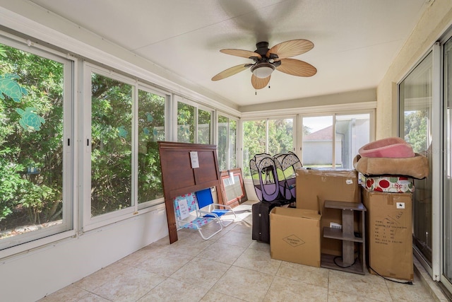 sunroom with ceiling fan