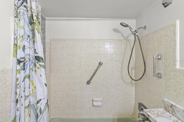 bathroom with shower / bathtub combination with curtain