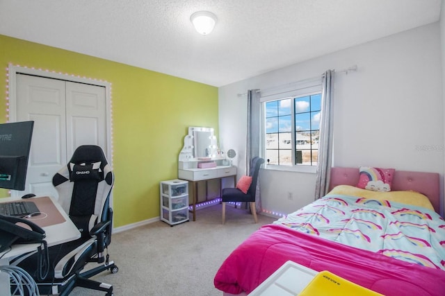 bedroom with carpet, a textured ceiling, and a closet