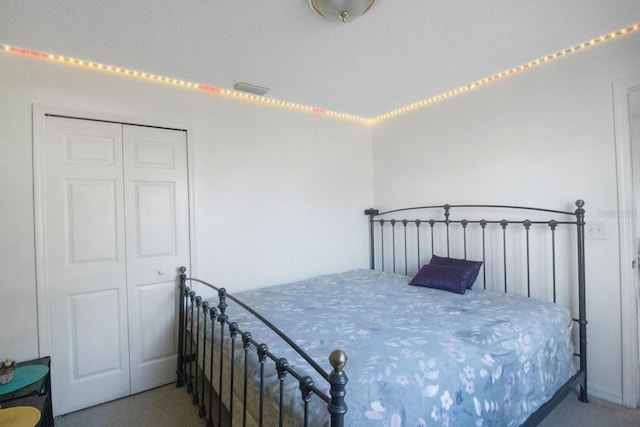 bedroom featuring carpet flooring and a closet