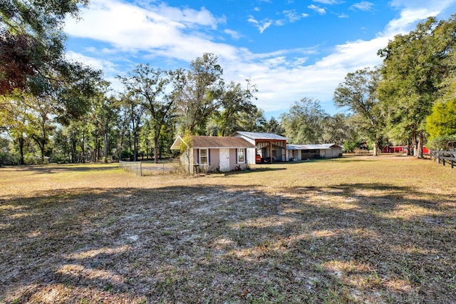 view of yard featuring a shed