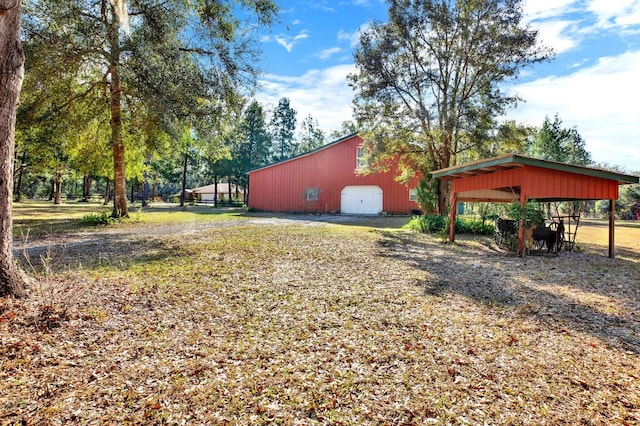 view of yard featuring an outdoor structure