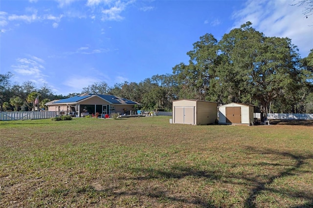 view of yard featuring a storage shed