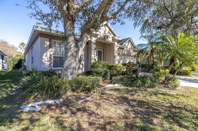 view of front of home featuring a front lawn