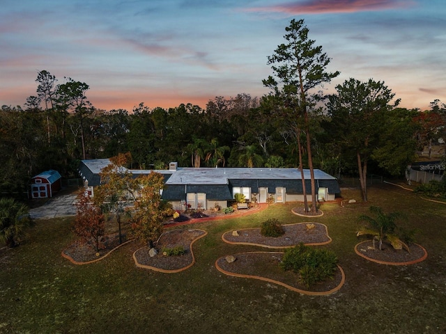 view of yard at dusk