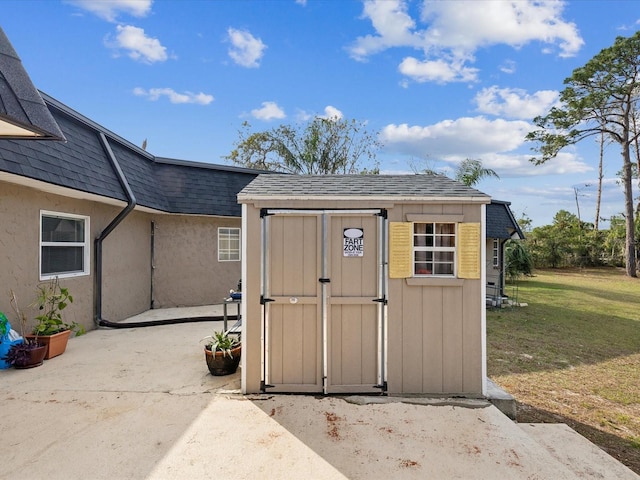 view of outdoor structure with a yard