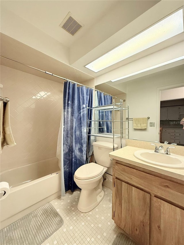 full bathroom featuring shower / bath combo with shower curtain, vanity, and toilet