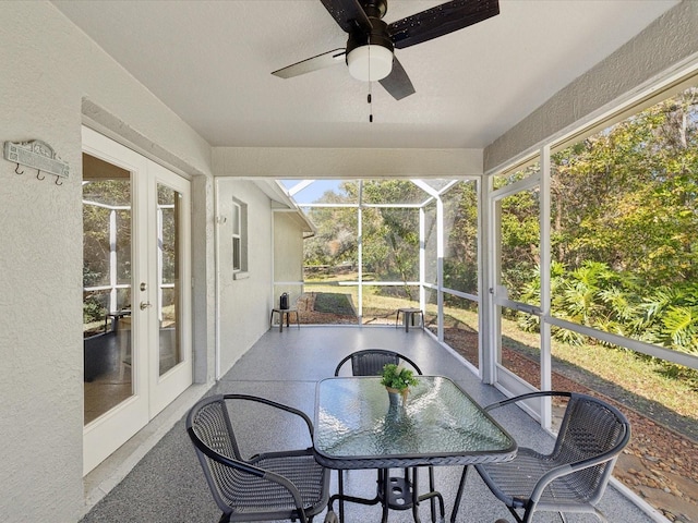 sunroom featuring ceiling fan