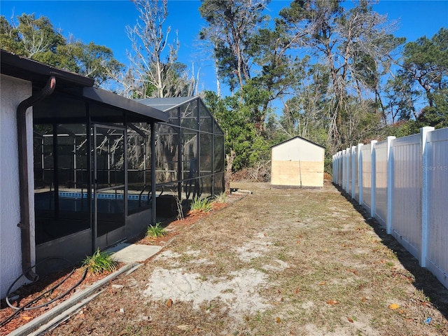 view of yard featuring a storage shed