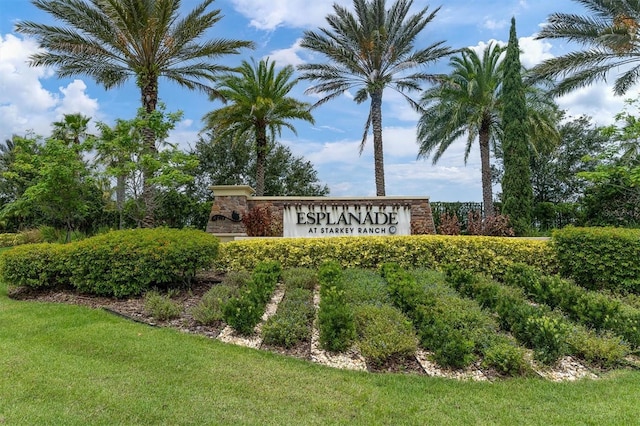 community sign with a yard