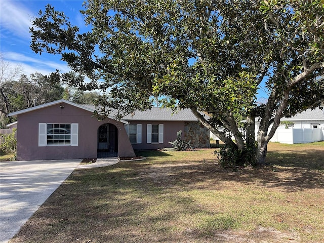 single story home with a front lawn