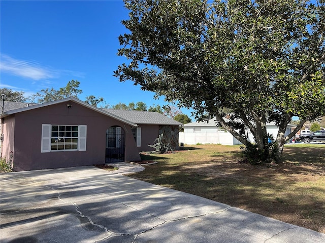 view of front of home featuring a front yard