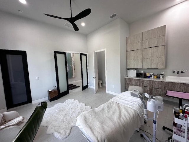 bedroom featuring ceiling fan