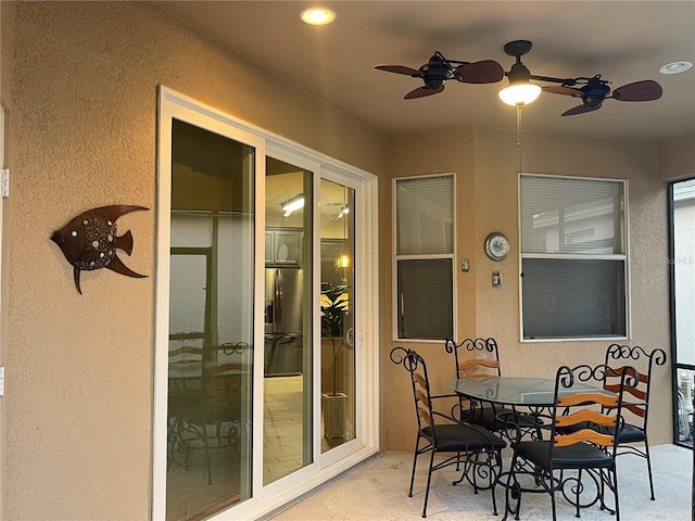 sunroom with ceiling fan