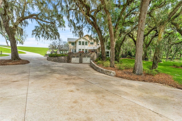 view of front facade featuring a garage and a front yard