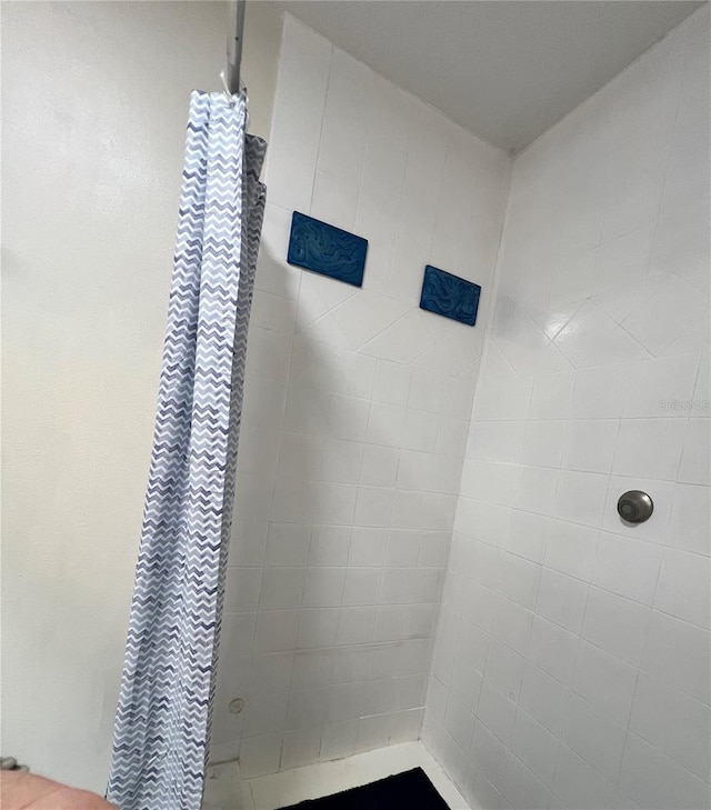 room details featuring a tile shower