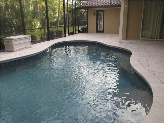 view of swimming pool