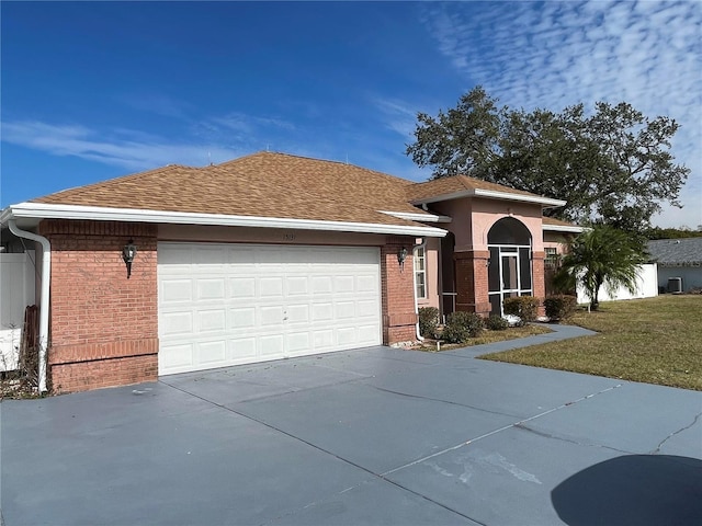 view of front of property featuring a front yard and a garage