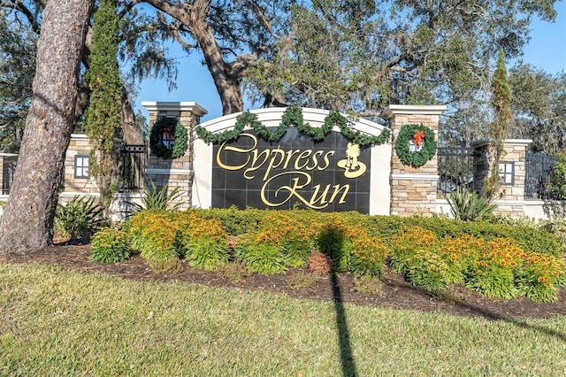 view of community / neighborhood sign