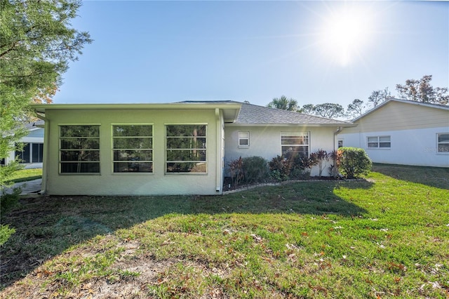 view of front of property featuring a front yard