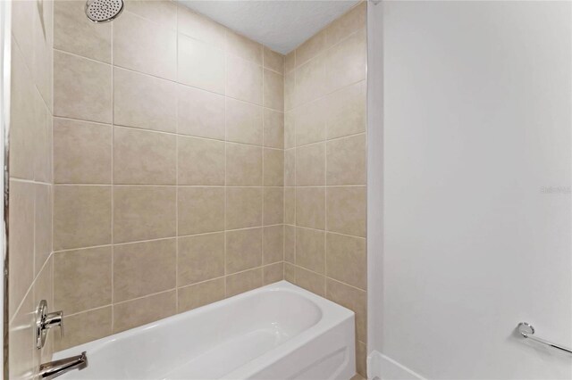 bathroom featuring tiled shower / bath combo