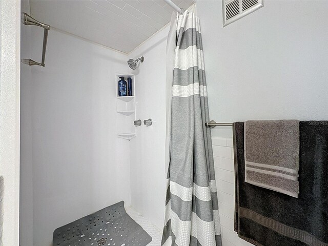 bathroom featuring a shower with shower curtain