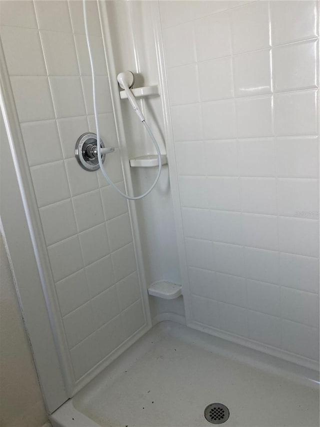 bathroom featuring tiled shower