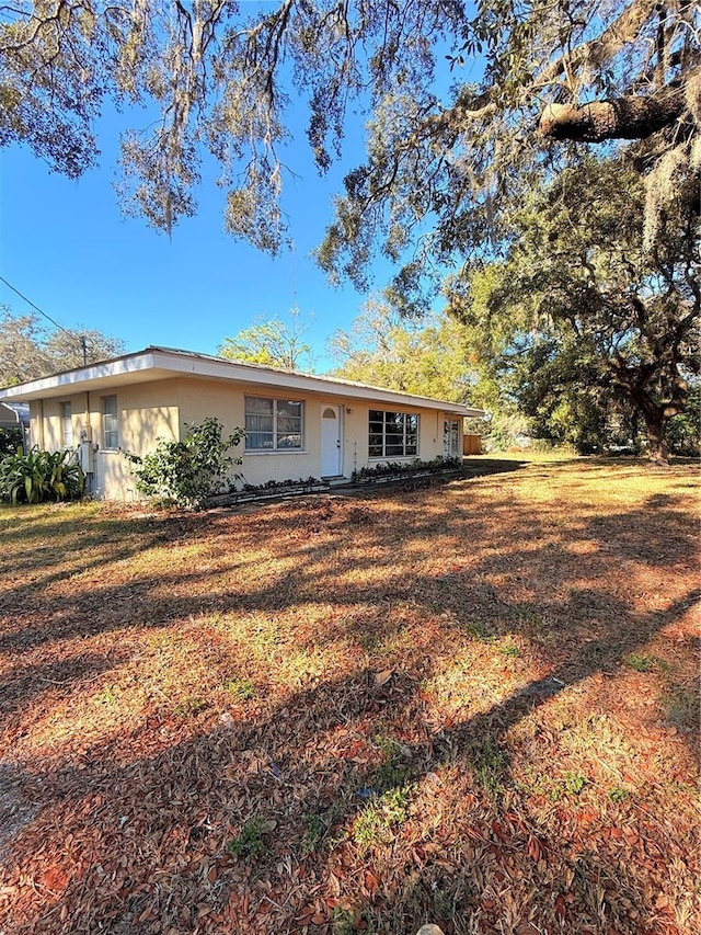 single story home with a front yard